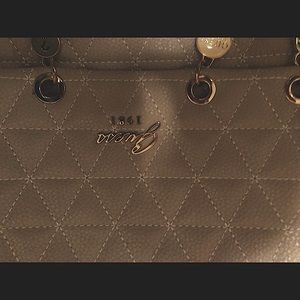 Beige guess purse with long strap.  Can be used as crossbody as well